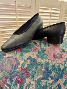 Naturalizer Black Leather Mid Block Heel Pumps